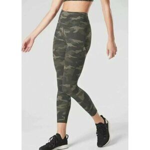 2/$30 Athleta Ultimate 7/8 Tight Size XS Green Camo 531773 Athleisure Training